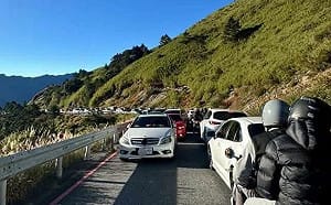 賓士武嶺違停導致回堵2小時！警方改口辦刑法：尚未到案
