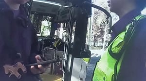 北市公車爆衝突！60歲男肘擊司機飆髒話 網：看不下去
