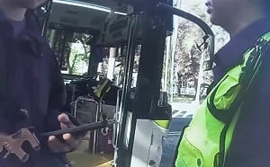 北市公車爆衝突！60歲男肘擊司機飆髒話 網：看不下去