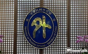 遭控對記者爆粗口 外交部：並未辱罵、現場有記者丟擲物品