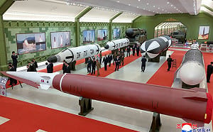 北韓炫武！飛彈、火箭、無人機全擺上 塑金正恩功績形象