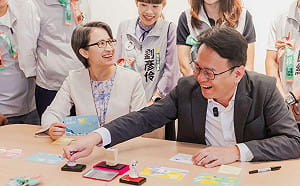 開箱競總、體驗無人機足球 蕭美琴三度到訪新竹支持莊競程