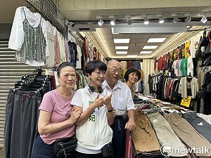 陳亭妃回出生地東菜市掃街　重溫童年助選記憶　攜手議員候選人拚台南新未來