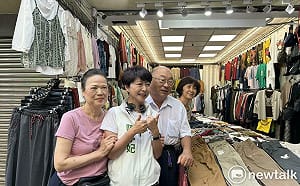陳亭妃回出生地東菜市掃街　重溫童年助選記憶　攜手議員候選人拚台南新未來