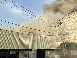 高雄岡山工廠火警竄濃煙 環保局籲關閉門窗