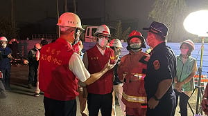 高雄岡山廠房失火延燒 火勢控制中無人傷亡
