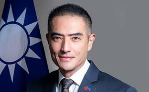 「最帥大使」國慶想變裝？遭爆閃辭 綠黨團也不挺：照片確實突兀