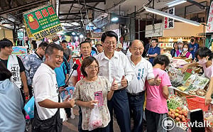 謝龍介延平市場掃街受熱情歡迎　籲改善停車交通執法應符合比例原則