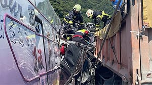 台9線5車相撞小客車遭夾擊 1人受困救出不治