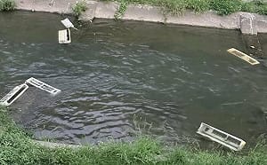 柳川遭棄置冷氣設備！網轟：太沒公德心  台中環保局出手了