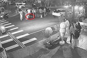 路口未減速撞上國小姊弟！6歲童卡車底 10路人抬車救人畫面曝