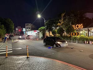 竹南男童過馬路遭撞受困車底　路人合力抬車救出