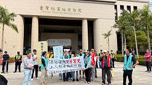 長榮航勤基層抗議解散工會聲請數度遭駁回　蛋洗法院