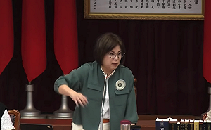 賈永婕備詢衣著遭批「不夠純樸」 吳欣岱聲援：不是來評比服裝品味