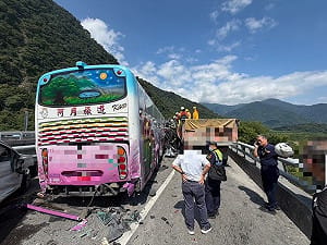 砂石車蘇花改追撞4車　小客車遭夾擊1死