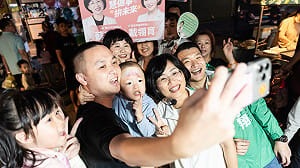 林口夜市掃街人氣旺！民眾自製「慧贏」大旗相挺  蘇巧慧提打造新北演唱會經濟
