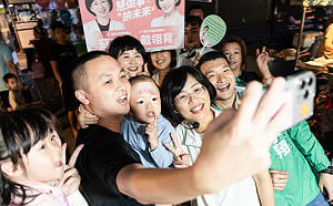 林口夜市掃街人氣旺！民眾自製「慧贏」大旗相挺  蘇巧慧提打造新北演唱會經濟