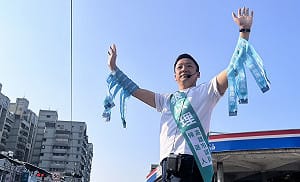 高雄「點子王」創意再出招     張以理站路口長出「隆捲風翅膀」  
