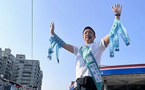 高雄「點子王」創意再出招     張以理站路口長出「隆捲風翅膀」  
