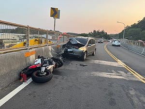 苗縣台13甲線德照橋重機與小客車碰撞　菲籍騎士墜橋不治