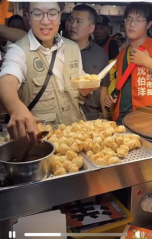 沈伯洋士林掃街「心繫醬油膏」！忙替民眾簽名仍惦記生煎包　網笑：看幾次笑幾次