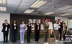 重現「進擊的巨人」經典手勢！沈伯洋領軍民進黨青年世代參選人簽署宣言