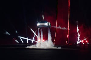 特斯拉真的飛起來了！新一代Roadster空中翻轉、飛越5輛車畫面曝光