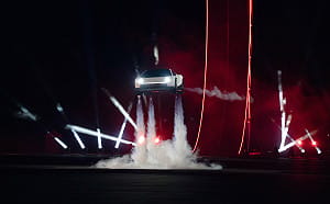 特斯拉真的飛起來了！新一代Roadster空中翻轉、飛越5輛車畫面曝光