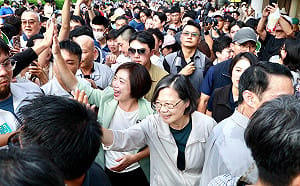 (影)蔡英文現身台中力挺何欣純 現場「凍蒜」震天 幽默催票嗨翻全場