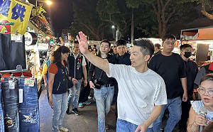 現場直擊》蔣萬安赴萬華夜市「公務考察」頻頻握手 關心跌倒女子氣氛尷尬