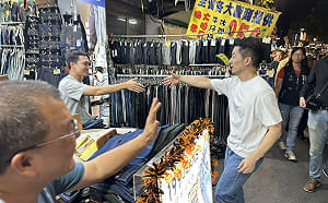 蔣萬安視察夜市變掃街？洪婉臻翻4年前發言：應同標準受檢驗