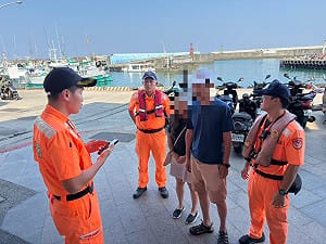 2美國籍遊客小琉球摸海龜　涉違反野保法送辦