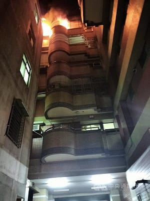台中東區住宅大樓火警疑人為引發　救出1女送醫