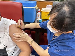 「左流右新」打氣搶搶滾　流感疫苗半個月接種破300萬劑