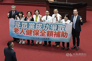 白邀閣揆總統辯論老人健保費　綠：先熟讀憲法與預算法