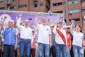 侯友宜同台李四川稱讚42年歷練　喊交棒給會做事的人