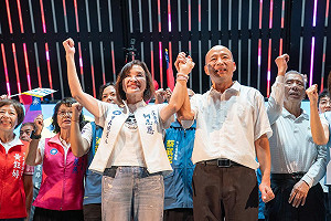 韓國瑜合體柯志恩廟口開講     近5千人擠爆小港鳳儀宮