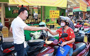 江啟臣屯區掃市場人氣旺 端長輩福利牛肉喊話黨內團結