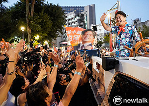 現場直擊》沈伯洋車掃直搗松信票倉　民權公園湧逾2萬人、吳崢稱參與人數達15萬