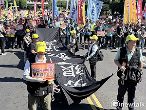 逾2千勞工不懼酷熱集結凱道 盼提高勞退雇提、分潤制度入法