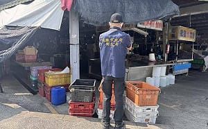 同把剪刀剪腳趾甲又剪薑！高雄攤商離譜行徑曝光恐挨罰6萬