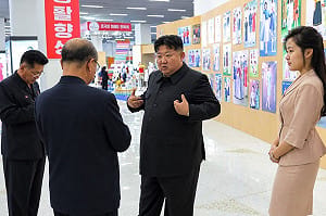 驚傳金正恩腦出血病逝北京？北韓官媒急發攜女視察照闢謠