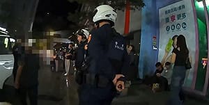 信義區超跑巷驚見「飛刀秀」！男子對樹亂丟水果刀 　警依社維法移送
