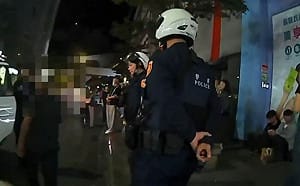 信義區超跑巷驚見「飛刀秀」！男子對樹亂丟水果刀 　警依社維法移送