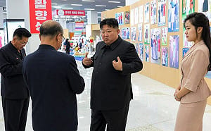 驚傳金正恩腦出血病逝北京？北韓官媒急發攜女視察照闢謠
