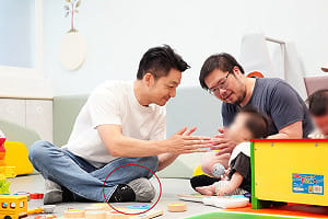 怕增高墊曝光？蔣萬安進幼童遊戲區不脫鞋穿鞋套、抱嬰「頭後仰」網轟小孩非道具