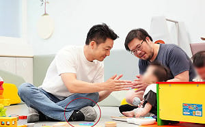 怕增高墊曝光？蔣萬安進幼童遊戲區不脫鞋穿鞋套、抱嬰「頭後仰」網轟小孩非道具