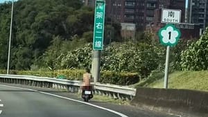 國道驚見裸體騎士！網直呼：國王的新衣 國道警要查了