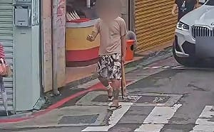台北街頭男子持刀、球棒嚇壞民眾！疑因夫妻不和 警火速到場化解
