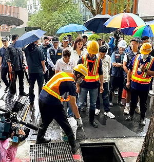 蔣萬安臨時視察防災作業遭里長痛批作秀！張育萌：6月淹水到現在都沒來挖